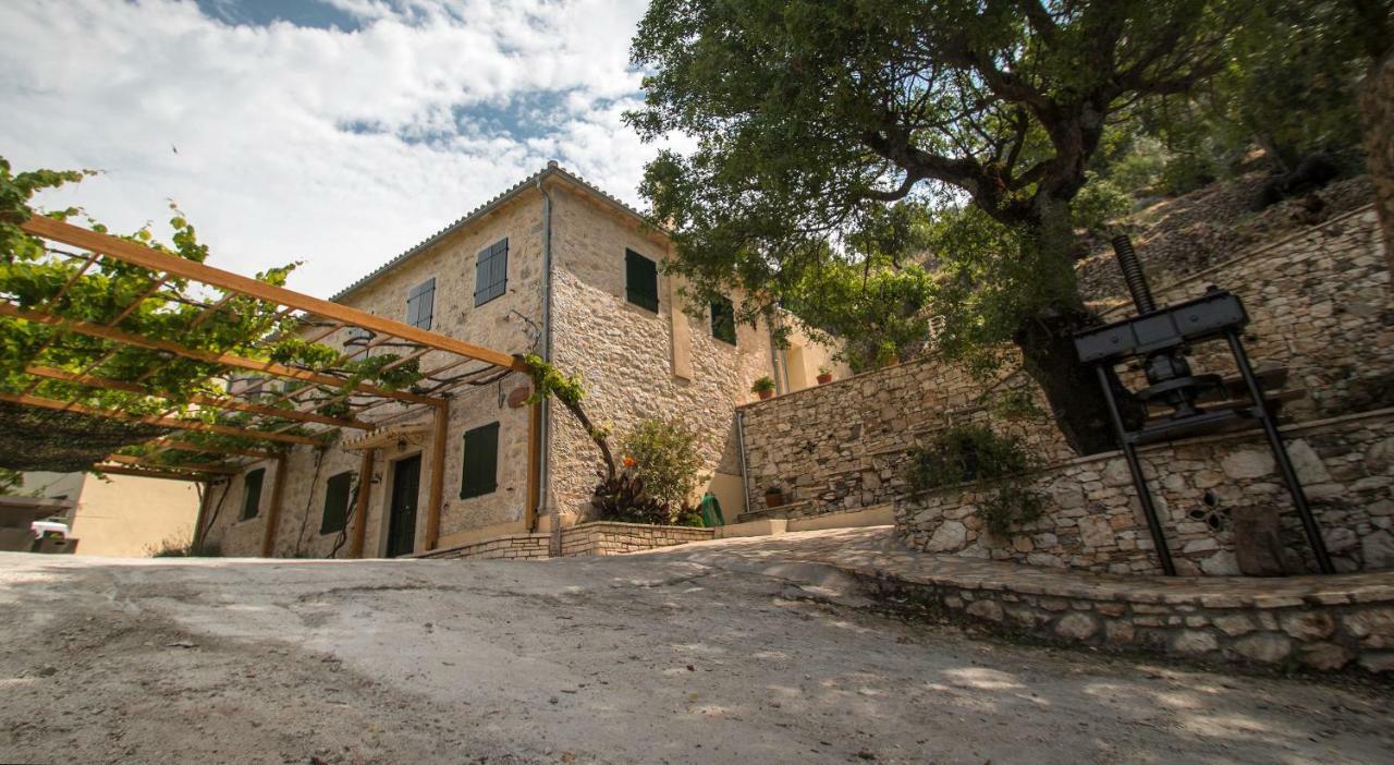 Castelli Olive Press Pensionat Acharavi  Exteriör bild
